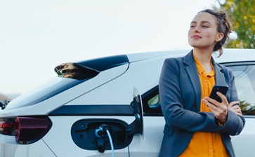 woman ev phone globalblog'